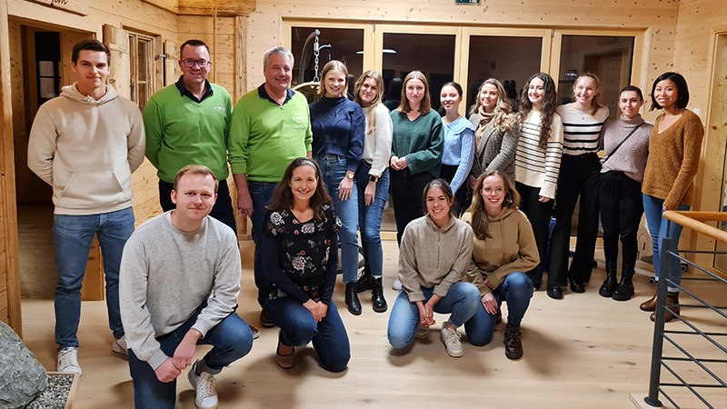 Gruppe von Personen posiert für ein Foto nach einem Workshop.